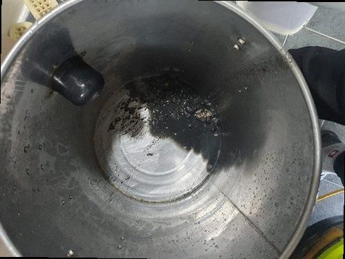 금산군 진산면 하수구막힘 배수구 주변의 물 고임과 오염 상태를 확인하는 모습